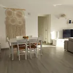 Sara *