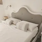 Sara Villa *